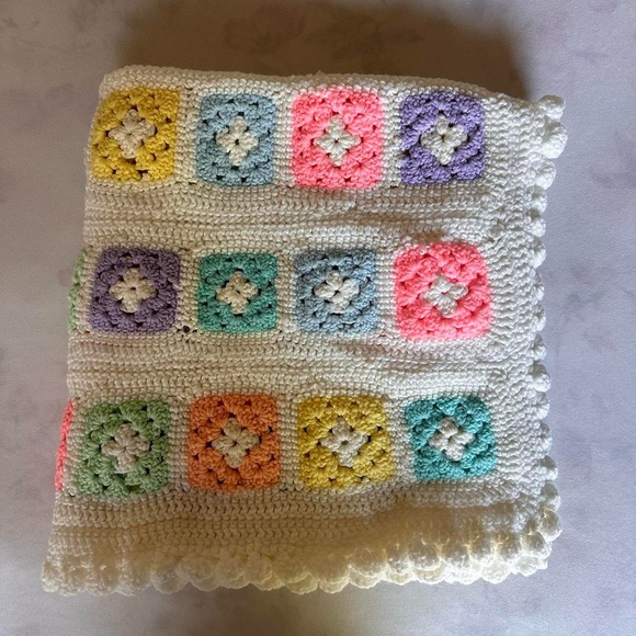vintage handmade crochet granny square lap blanket / 💖